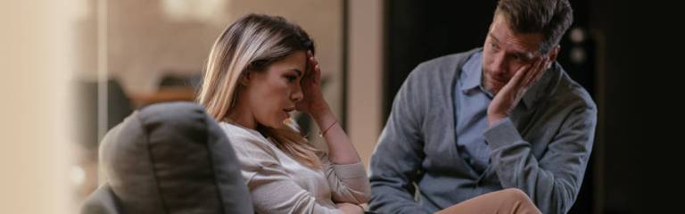 husban and wife having a serious discussion